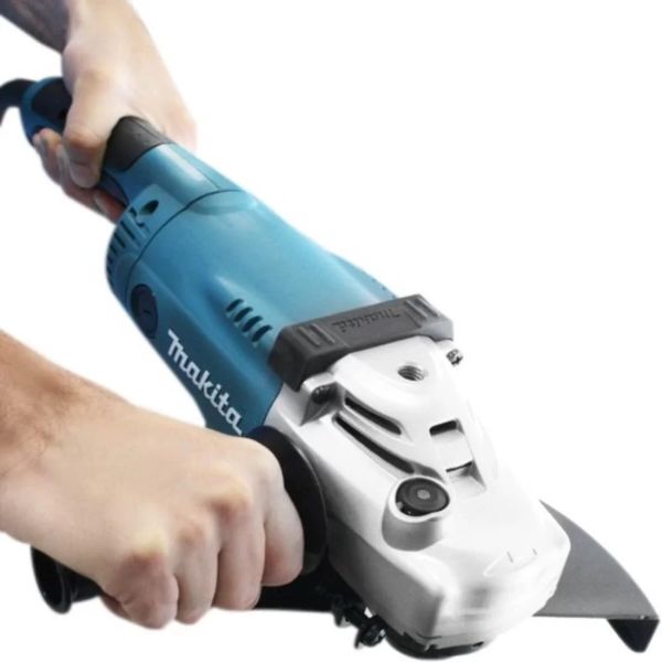 A Esmerilhadeira Angular GA9020 da Makita é uma ferramenta profissional ideal para uma variedade de aplicações, desde trabalhos automotivos até fundições e mecânica.