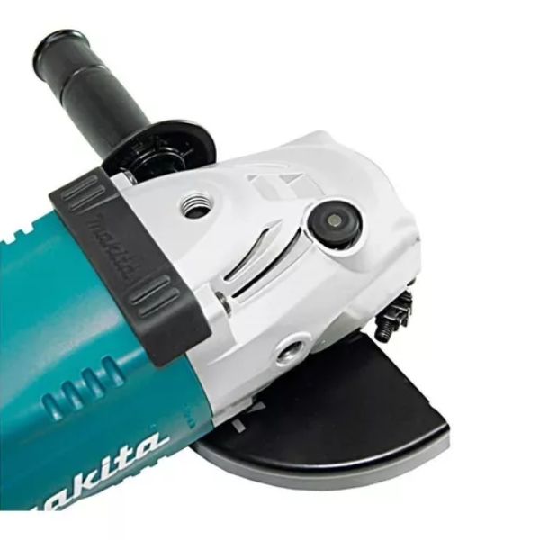 A Esmerilhadeira Angular GA7030 da Makita é uma ferramenta versátil e eficiente, projetada para esmerilhar, lixar e cortar metais e pedras a seco.