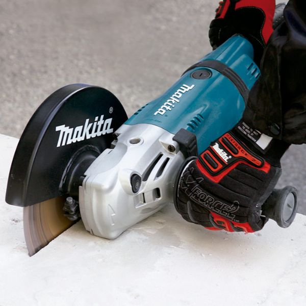 A Esmerilhadeira Angular GA7030 da Makita é uma ferramenta versátil e eficiente, projetada para esmerilhar, lixar e cortar metais e pedras a seco.