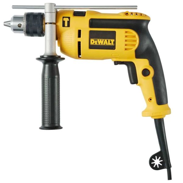FURADEIRA DE IMPACTO DEWALT COM POTÊNCIA DE 710 W. ACOMPANHA CHAVE DE MANDRIL.