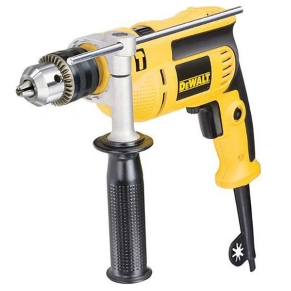 FURADEIRA DE IMPACTO DEWALT COM POTÊNCIA DE 710 W. ACOMPANHA CHAVE DE MANDRIL.