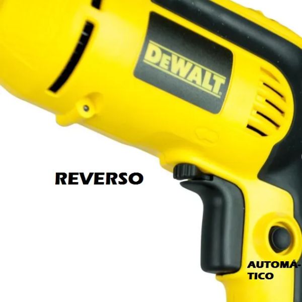 FURADEIRA DE IMPACTO DEWALT COM POTÊNCIA DE 710 W. ACOMPANHA CHAVE DE MANDRIL.