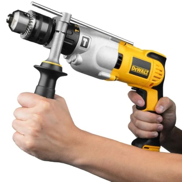 Furadeira de impacto, ideal para perfurações em alvenaria, madeira e metal. Potente motor com 1.100W e mandril de 1/2