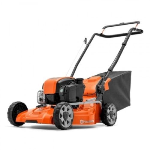 Descubra o Cortador de Grama Husqvarna LC 151 a Gasolina com largura de corte de 51 cm, sistema 3 em 1 (coleta, BioClip® e descarga lateral), motor potente e design ergon&ocirc;mico. Ideal para jardins médios e grandes.