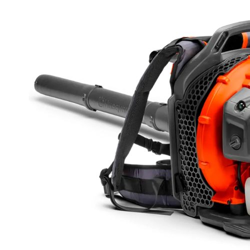 O Soprador de Mochila a Gasolina é uma solução prática e eficiente para quem busca alto desempenho e conforto durante tarefas de limpeza de grandes áreas.