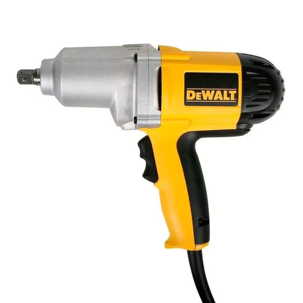 A CHAVE DE IMPACTOR DW294 DA DEWALT POSSUI UM POTENTE MOTOR DE 710W DE POTENCIA E UM TORQUE MÁXIMO DE 440 Nm, COM O INTERRUPTOR COM GATILHO BASCULANTE PARA OPERAÇÃO RÁPIDA E CONFORTÁVEL