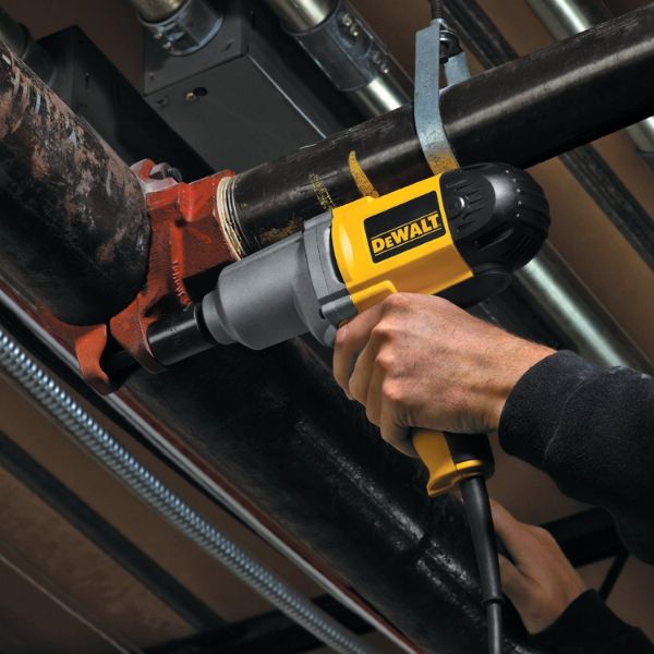 A CHAVE DE IMPACTOR DW294 DA DEWALT POSSUI UM POTENTE MOTOR DE 710W DE POTENCIA E UM TORQUE MÁXIMO DE 440 Nm, COM O INTERRUPTOR COM GATILHO BASCULANTE PARA OPERAÇÃO RÁPIDA E CONFORTÁVEL