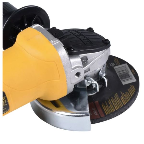 Com a Dewalt DWE4020 4 1/2, você tem uma ferramenta robusta e confiável para lidar com uma variedade de projetos, desde cortes precisos até remoções rápidas de material.