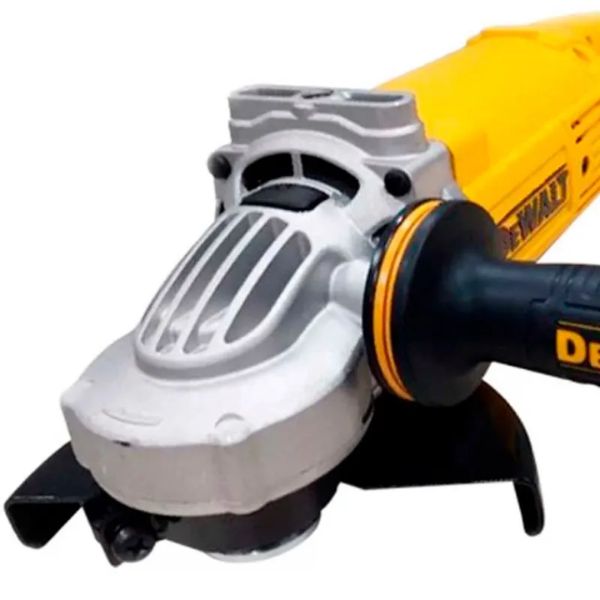 Esta esmerilhadeira angular Dewalt DWE496 oferece uma construção robusta e confiável, projetada para lidar com as aplicações mais exigentes.