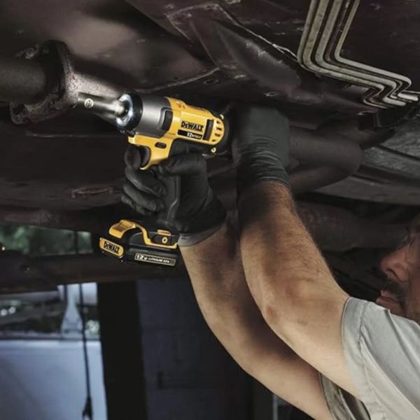 Equipada com um motor de alta potência de 12 V, a Chave de Impacto DeWalt DCF813 proporciona torque máximo de até 130 Nm, permitindo realizar trabalhos com rapidez e eficiência.
