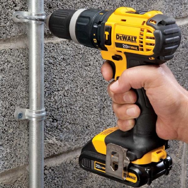 Furadeira de Impacto/Parafusadeira DeWalt. Funcionamento a Bateria. Acompanha Maleta.