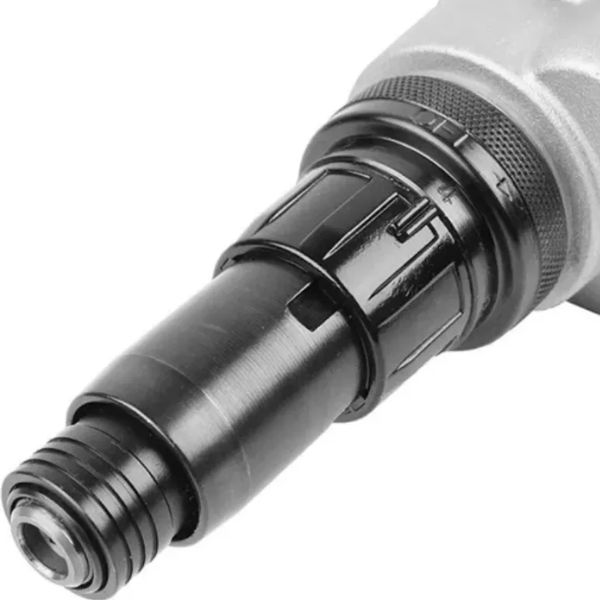 Parafusadeira com controle de torque e com potÃªncia de 540W. Peso: 1,7kg.