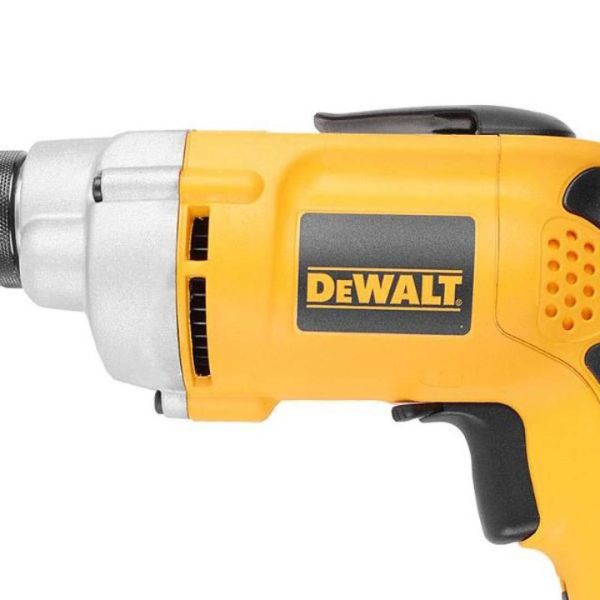 Parafusadeira com controle de torque e com potÃªncia de 540W. Peso: 1,7kg.